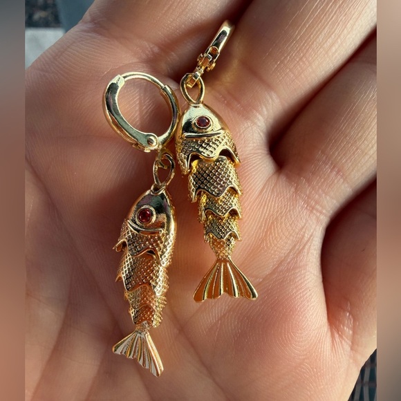 Vintage Golden Fish Earrings - Picture 11 of 12